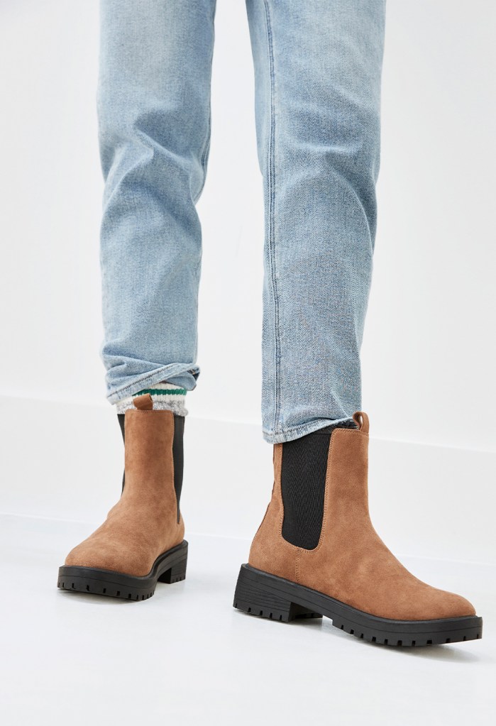 American Eagle Mom jeans with Chelsea boots
