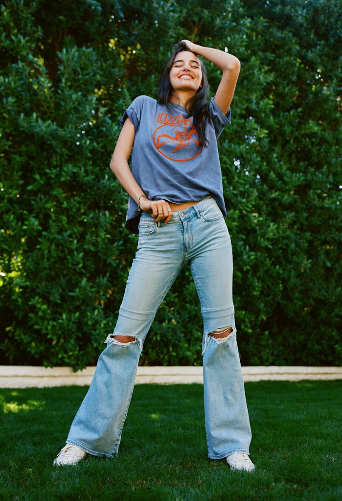 woman wearing low rise flare jeans and a graphic tshirt