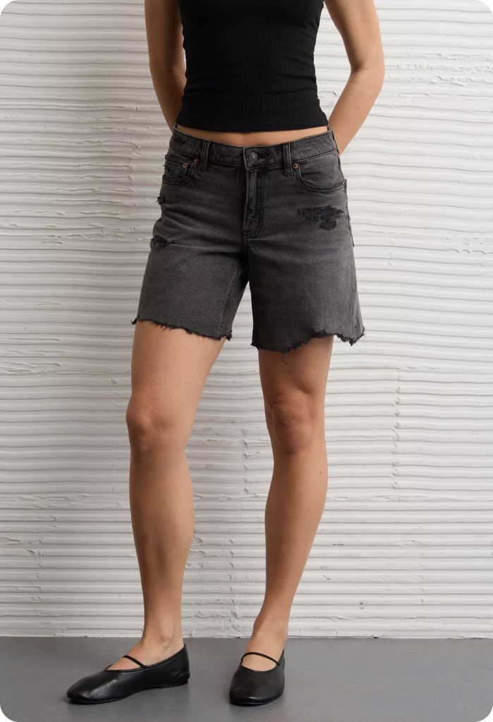 girl wearing a black shirt and black low rise baggy jorts from american eagle