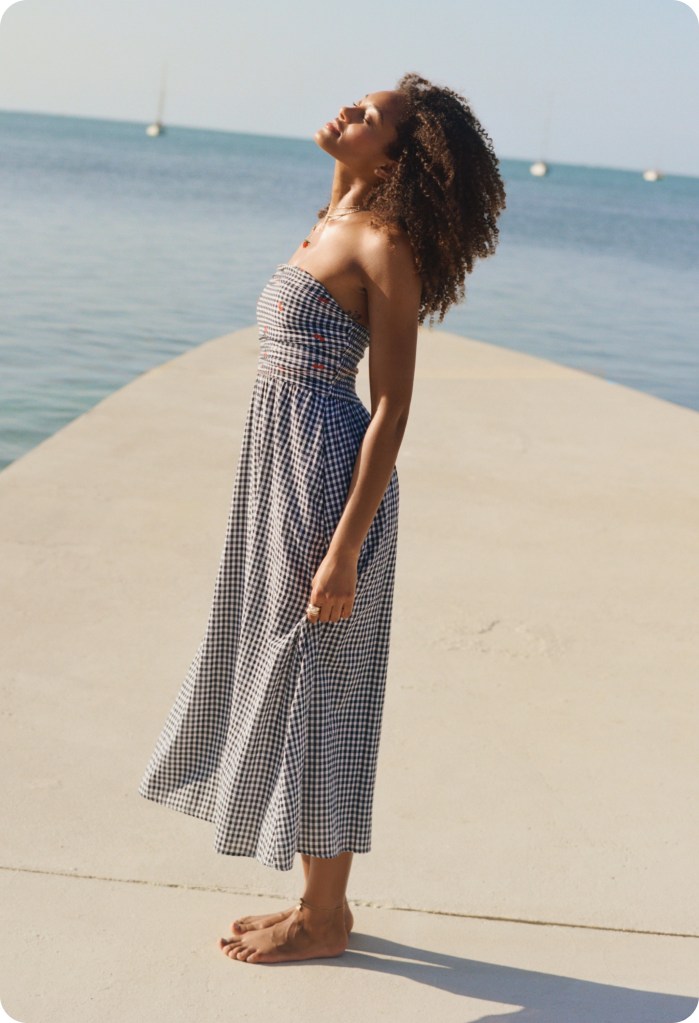 girl wearing a blue and white sundress from american eagle