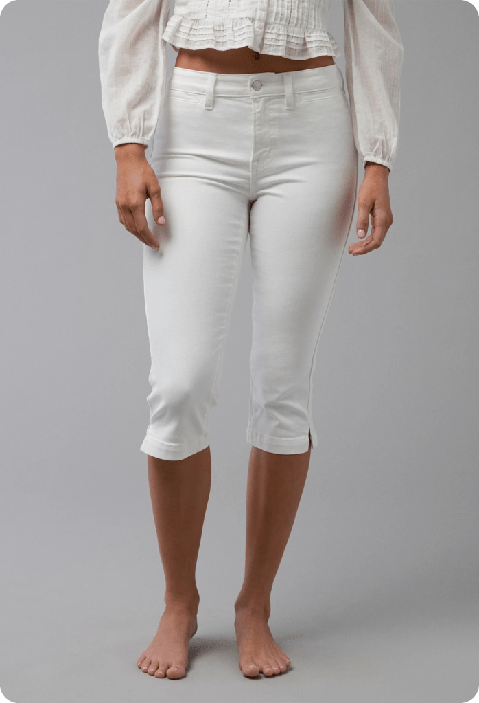 girl wearing white capri pants from american eagle