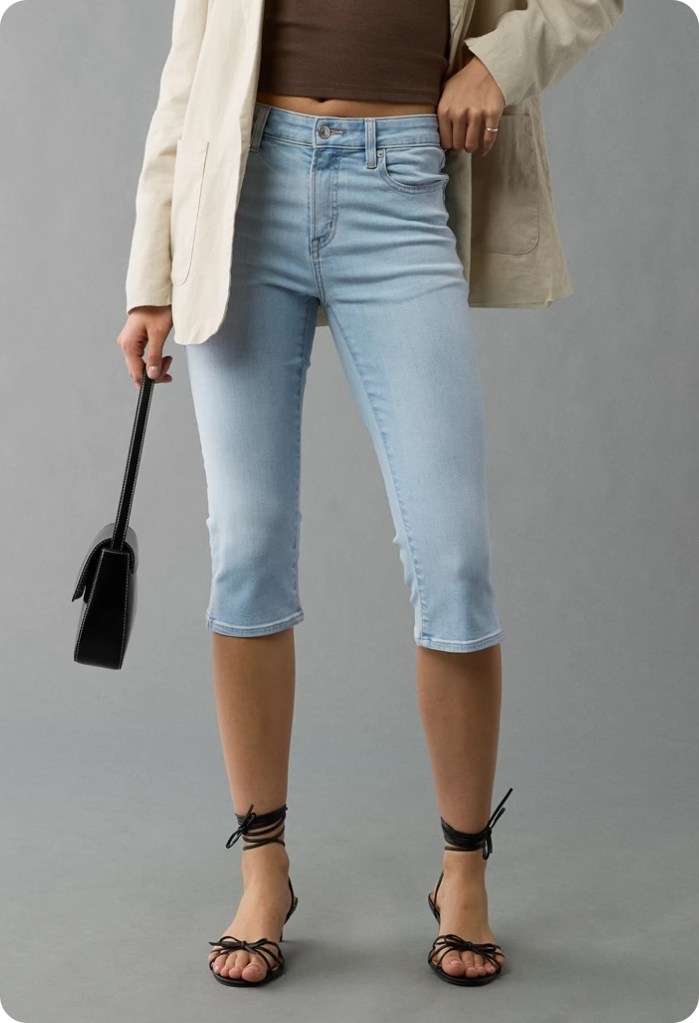 girl wearing capri jeans from american eagle with black sandals