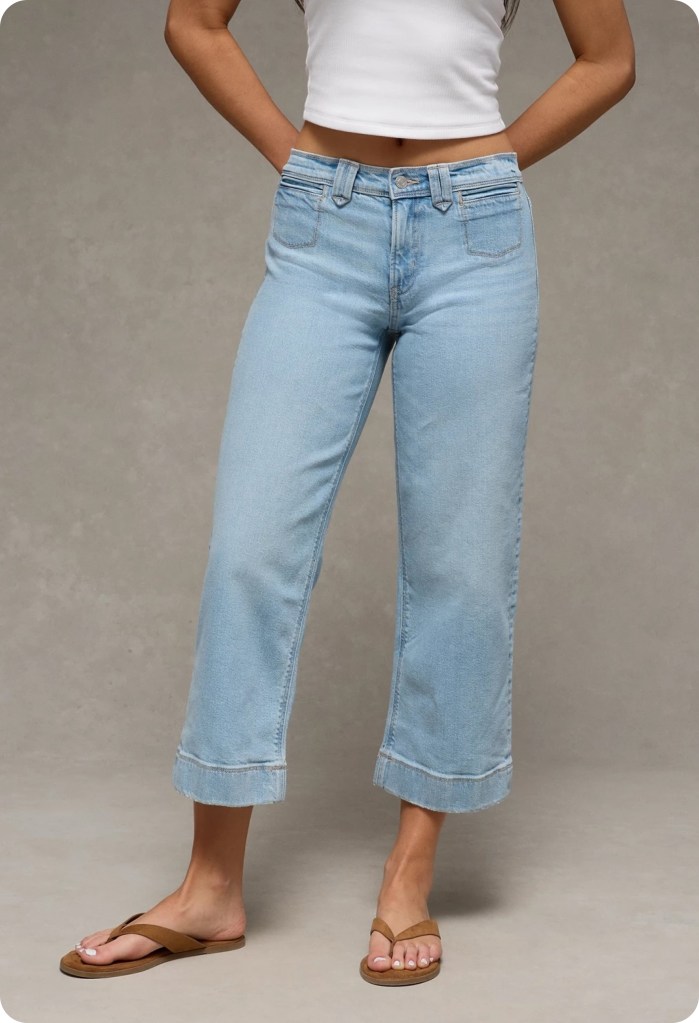 girl wearing a cropped Stovepipe jean from american eagle