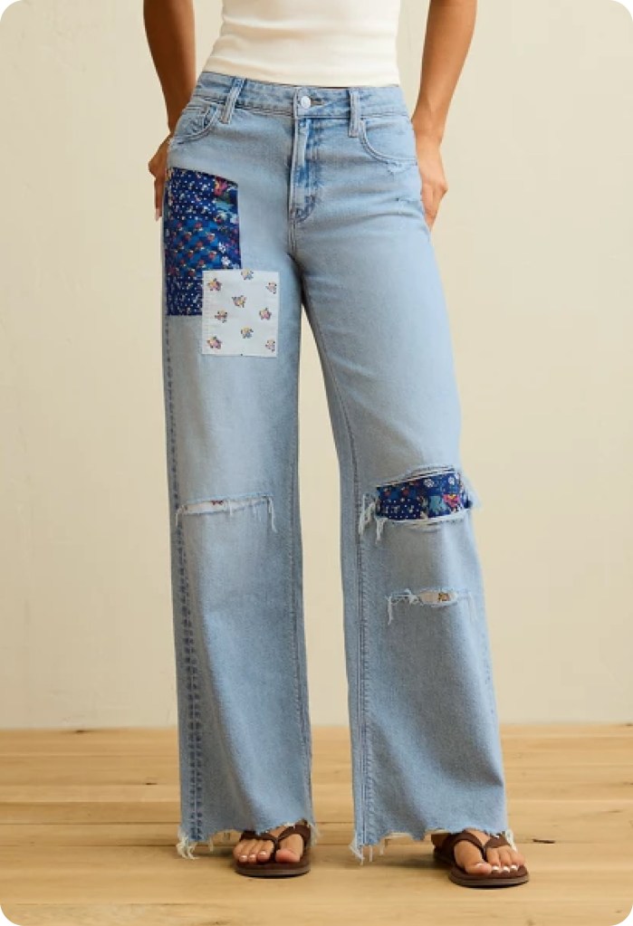 girl wearing light wash baggy jeans from american eagle
