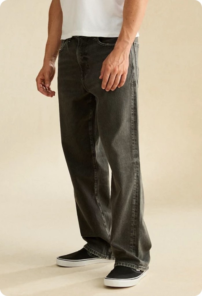 guy wearing black baggy jeans from american eagle